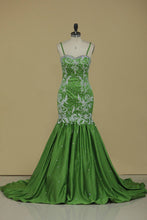 Load image into Gallery viewer, 2024 Prom Dresses Spaghetti Straps Satin With Applique And Beads Sweep Train