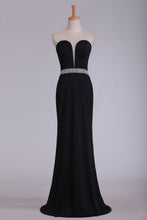Load image into Gallery viewer, 2024 Prom Dresses Spandex Sheath Sweetheart With Beading Sweep Train
