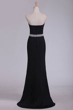 Load image into Gallery viewer, 2024 Prom Dresses Spandex Sheath Sweetheart With Beading Sweep Train