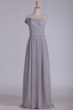 Load image into Gallery viewer, 2024 Sheath Bridesmaid Dresses Strapless Chiffon With Handmade Flower