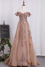Load image into Gallery viewer, 2024 Off The Shoulder Sheath Prom Dresses Organza With Applique