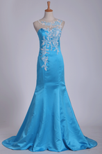 Load image into Gallery viewer, 2024 Trumpet Prom Dresses Bateau With Applique And Beads Satin Sweep Train