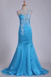 2024 Trumpet Prom Dresses Bateau With Applique And Beads Satin Sweep Train
