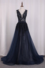 Load image into Gallery viewer, 2024 Prom Dresses Mermaid V Neck Tulle With Applique Sweep Train Detachable
