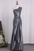 Load image into Gallery viewer, 2024 One Shoulder Mermaid Mother Of The Bride Dresses With Applique And Sash