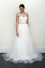 Load image into Gallery viewer, Sexy Top A-line White Lace Grey Tulle Strapless Sweetheart Neck Wedding Dress RS357