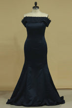 Load image into Gallery viewer, 2024 Prom Dresses Boat Neck Satin With Applique And Beads Mermaid