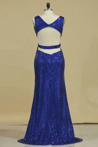 2024 Sexy Open Back V Neck Sequins With Slit Prom Dresses Sheath Dark Royal Blue