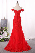Load image into Gallery viewer, 2024 Red Mermaid Prom Dresses Off The Shoulder Tulle With Applique Covered Button