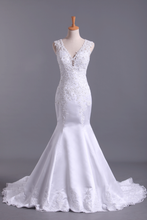 Load image into Gallery viewer, 2024 Hot Wedding Dresses Mermaid V-Neck Court Train Satin With Applique Open Back