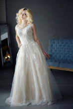 Load image into Gallery viewer, A Line Tulle Ivory Sweetheart Lace Wedding Dresses Appliques Wedding Gowns PW502