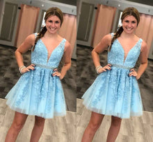 Load image into Gallery viewer, Blue Tulle V Neck Above Knee Beads Lace Appliques Short Homecoming Dresses RS763