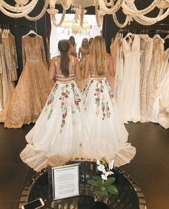 Elegant White Lace Long Prom Dresses Floral Print Backless V Neck Evening Dresses RS622