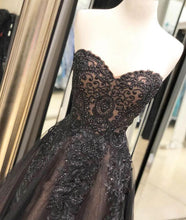 Load image into Gallery viewer, Black Sweetheart Tulle Lace Strapless Beads Prom Dresses with Lace up Evening Dresses RS976