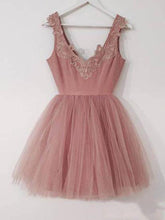 Load image into Gallery viewer, Mini Blush Pink Short Homecoming Dresses with V Neck Appliqued Tulle Prom Dresses RS955