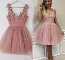Load image into Gallery viewer, Mini Blush Pink Short Homecoming Dresses with V Neck Appliqued Tulle Prom Dresses RS955