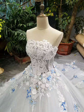 Load image into Gallery viewer, 2024 Low Price Floor Length Wedding Dresses Lace Up Strapless With Handmade Butterfly