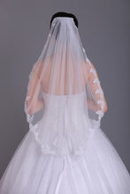 Load image into Gallery viewer, One-Tier Finger-Tip Length Bridal Veils With Applique