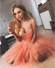 Load image into Gallery viewer, Peach Pink Strapless Sweetheart Homecoming Dresses Beaded Tulle Formal Dresses H1236