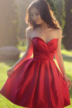 Load image into Gallery viewer, Sweetheart Simple Pleated Red Strapless Satin Party Dresses Short Homecoming Dresses RS915