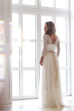 Load image into Gallery viewer, Scoop Neck Long Sleeve Tulle Wedding Dress With Lace Bodice V Back Wedding Gowns RS512