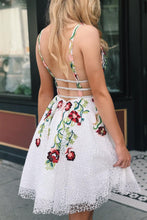 Load image into Gallery viewer, White Lace V Neck Homecoming Dresses with Floral Print Backless Short Prom Dresses H1259