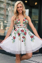 Load image into Gallery viewer, White Lace V Neck Homecoming Dresses with Floral Print Backless Short Prom Dresses H1259