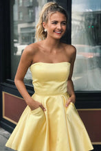 Load image into Gallery viewer, Yellow Satin Strapless Short Prom Dresses with Pockets Simple Homecoming Dresses H1224