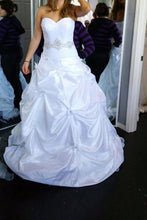 Load image into Gallery viewer, 2024 Wedding Dresses Sweetheart Taffeta With Ruffles And Beads Chapel Train
