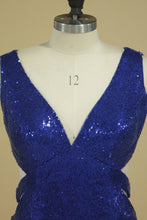 Load image into Gallery viewer, 2024 Sexy Open Back V Neck Sequins With Slit Prom Dresses Sheath Dark Royal Blue
