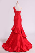 Load image into Gallery viewer, 2024 Red One Shoulder Mermaid Prom Dresses Taffeta With Applique &amp; Beads