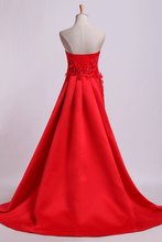 Load image into Gallery viewer, 2024 Strapless Prom Dresses Column Sweep Train With Beading