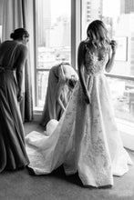 Load image into Gallery viewer, Classy Scoop Necking Ivroy Lace Modest Wedding Dresses Bridal Dresses