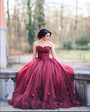 Load image into Gallery viewer, A-line Charming Long Puffy Burgundy Strapless Sleeveless Tulle Appliques Prom Dresses BD501