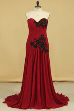 Load image into Gallery viewer, 2024 Burgundy/Maroon Sweetheart Mermaid Chiffon Evening Dresses With Ruffles And Applique