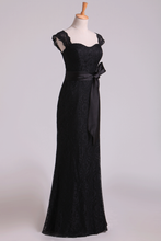 Load image into Gallery viewer, 2023 Black Off The Shoulder Bridesmaid Dresses Sheath Floor Length Lace