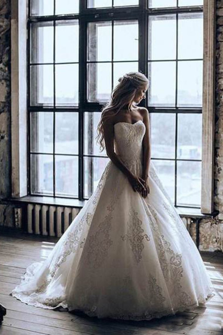 Elegant A-Line 3D Lace Wedding Dresses Chapel Train Wedding Dress