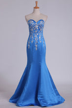 Load image into Gallery viewer, 2024 Satin Sweetheart Mermaid Prom Dress With Embroidery Sweep Train