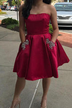 Load image into Gallery viewer, Simple Strapless Cute Cheap Beaded Red Sleeveless Homecoming Dresses with Pockets RS702