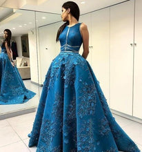 Load image into Gallery viewer, Vintage Lace Appliques Ball Gown Scoop Long Open Back with Pockets Prom Dresses RS111