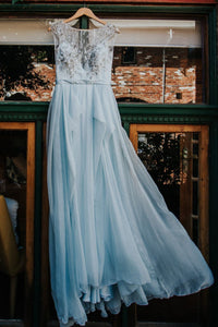 2024 Elegant Light Blue Beads Round Neck Chiffon A-Line Cap Sleeve Prom Dresses RS397